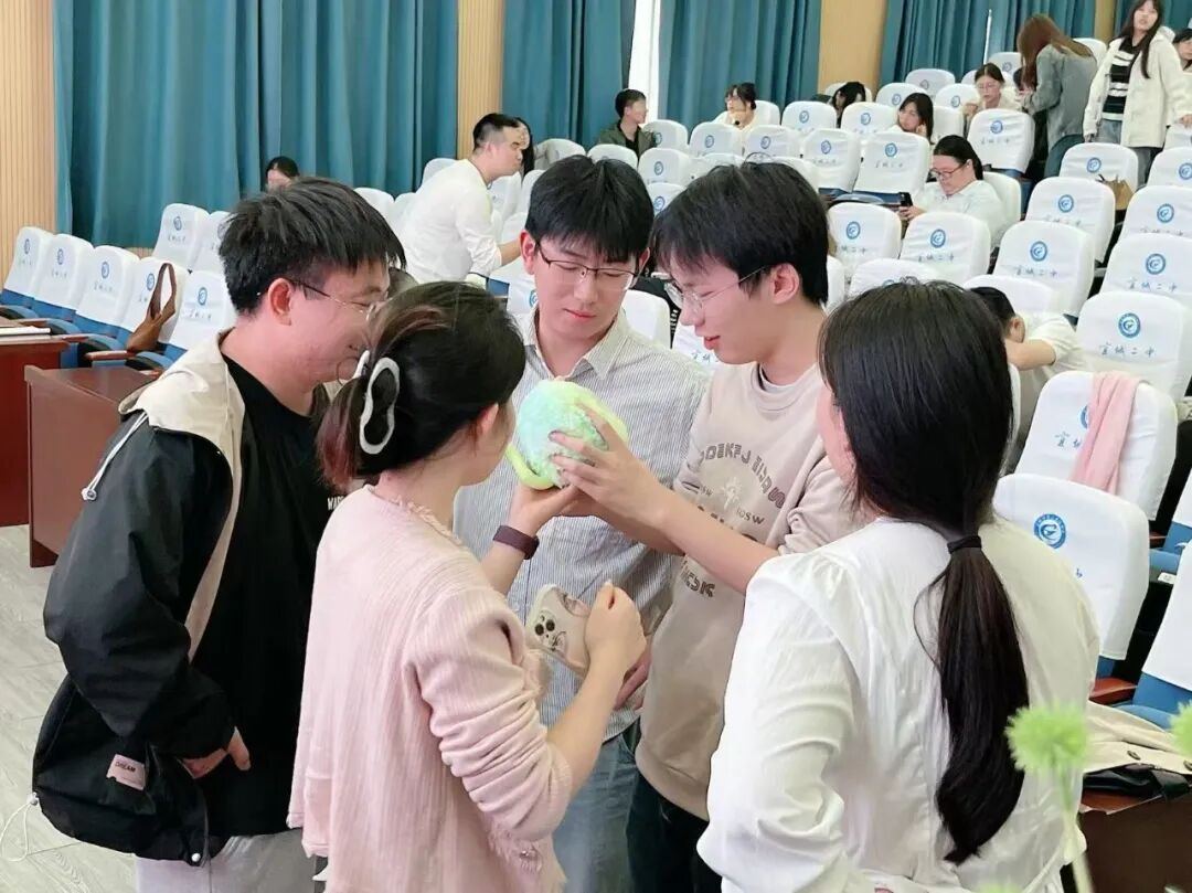“超级球球”走进宜城市青年教师心理素养培训班