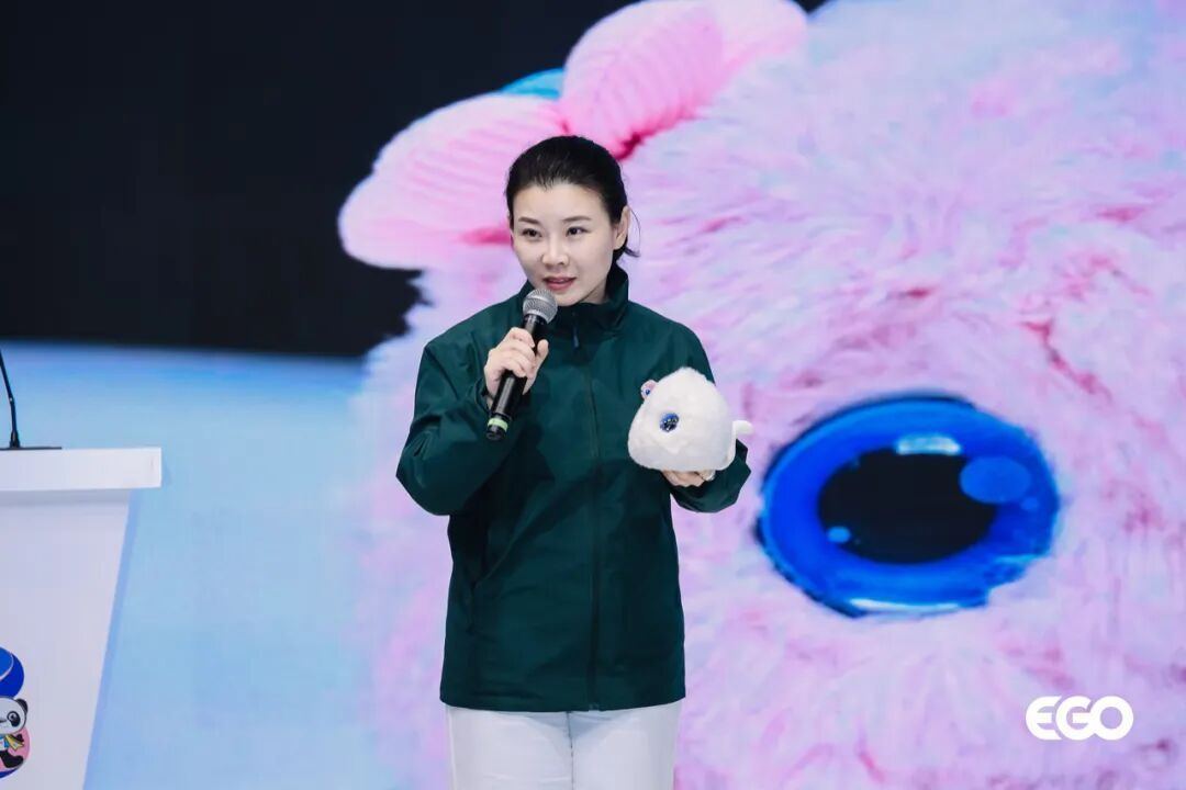 AI情绪疗愈机器人“超级球球”参展第八届进博会，获多位中外贵宾亲身体验