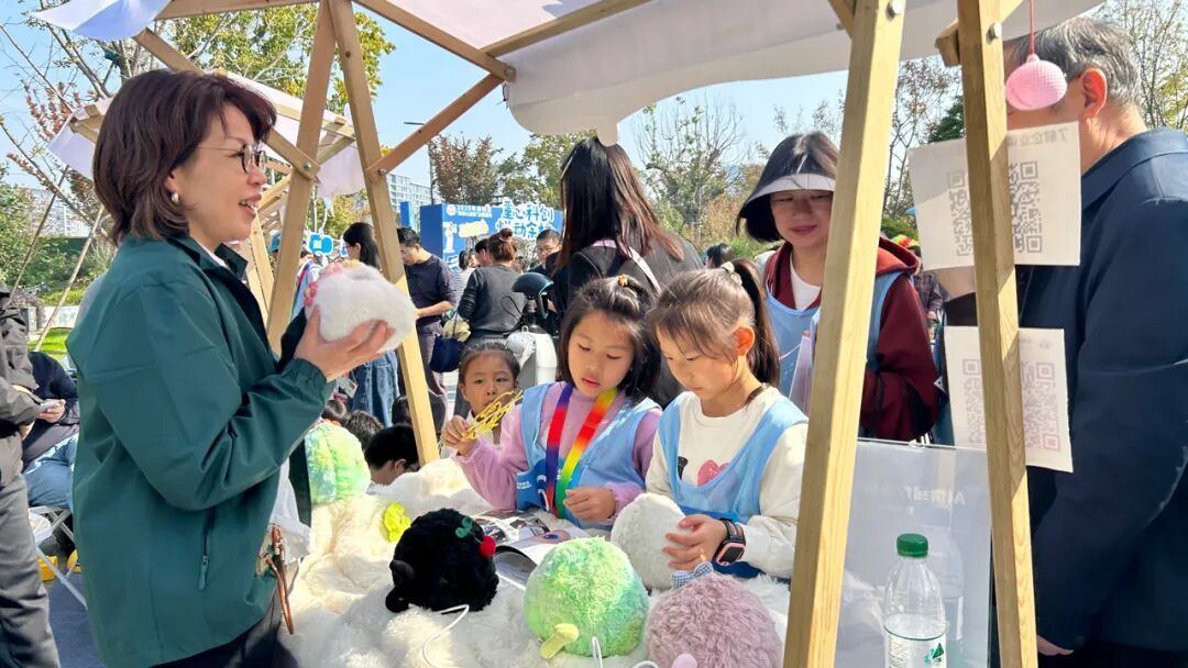 “超级球球”亮相杭州市余杭区“世界儿童日”主题活动