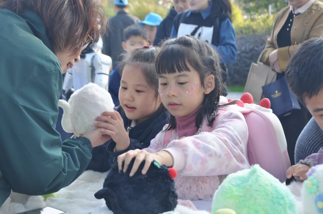 “超级球球”亮相杭州市余杭区“世界儿童日”主题活动