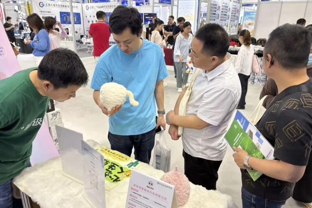 超级球球亮相中国电子信息博览会,引领AI陪伴新趋势