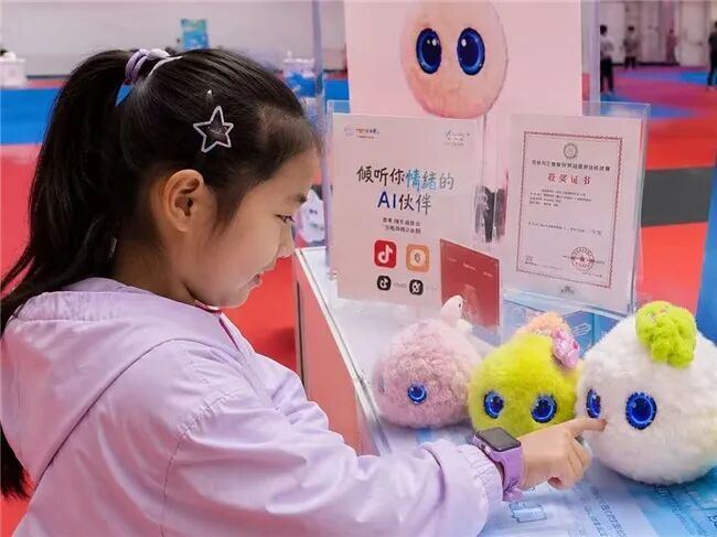 超级球球AI儿童成长陪伴机器人亮相CES Asia 2026