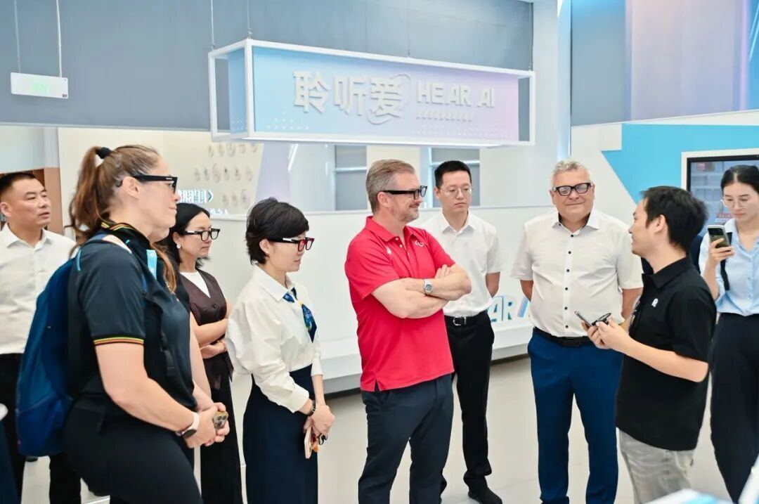 国际残奥委会主席安德鲁・帕森斯到访融爱中心，盛赞超级球球以AI守护特殊儿童心灵成长
