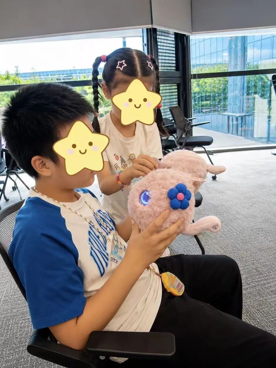 孩子在活动中与超级球球互动