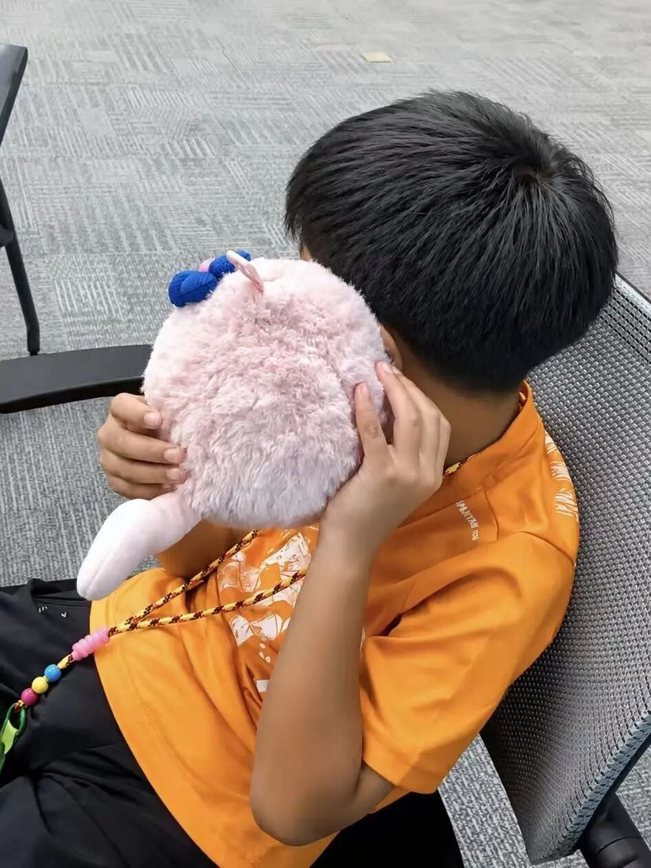 孩子抱着超级球球