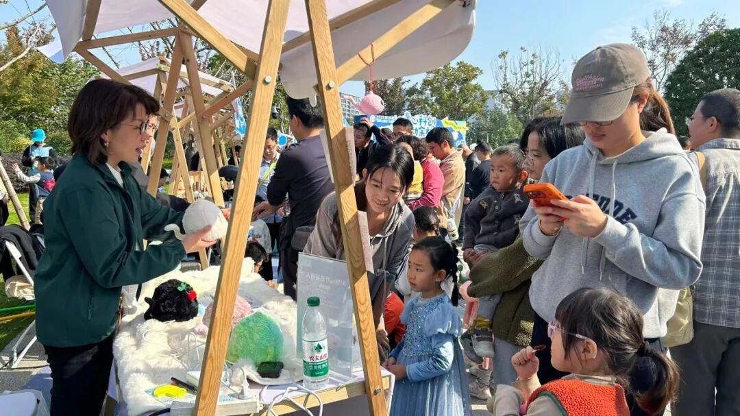 “超级球球”亮相杭州市余杭区“世界儿童日”主题活动