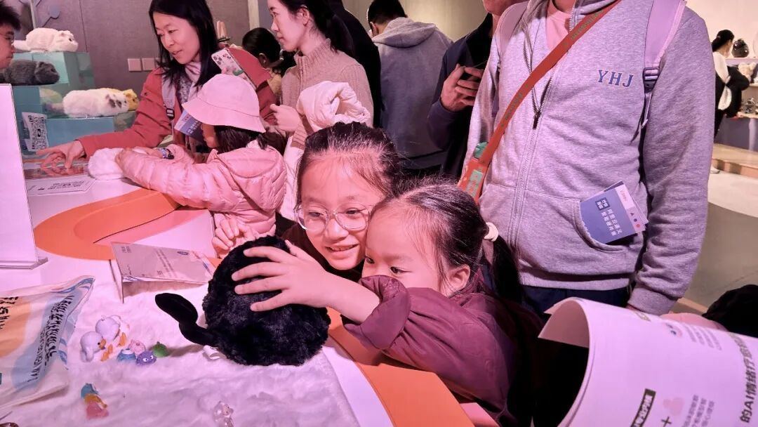 “超级球球”参展阿里云通义智能硬件展,收获超高人气!